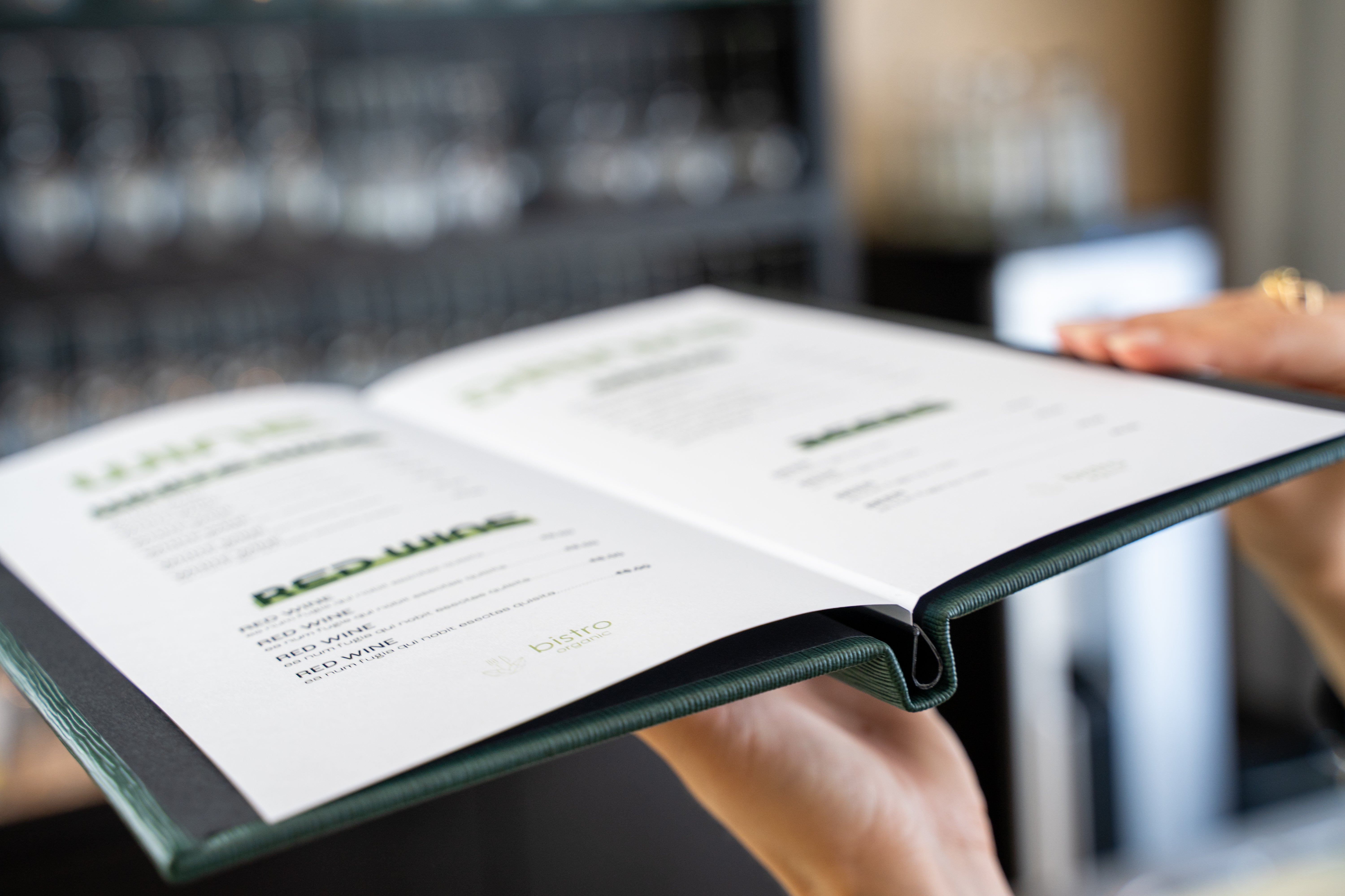 Close-up van een Menukaart met Schuifsysteem, Snel Verwisselbaar, met Logo voor Horeca