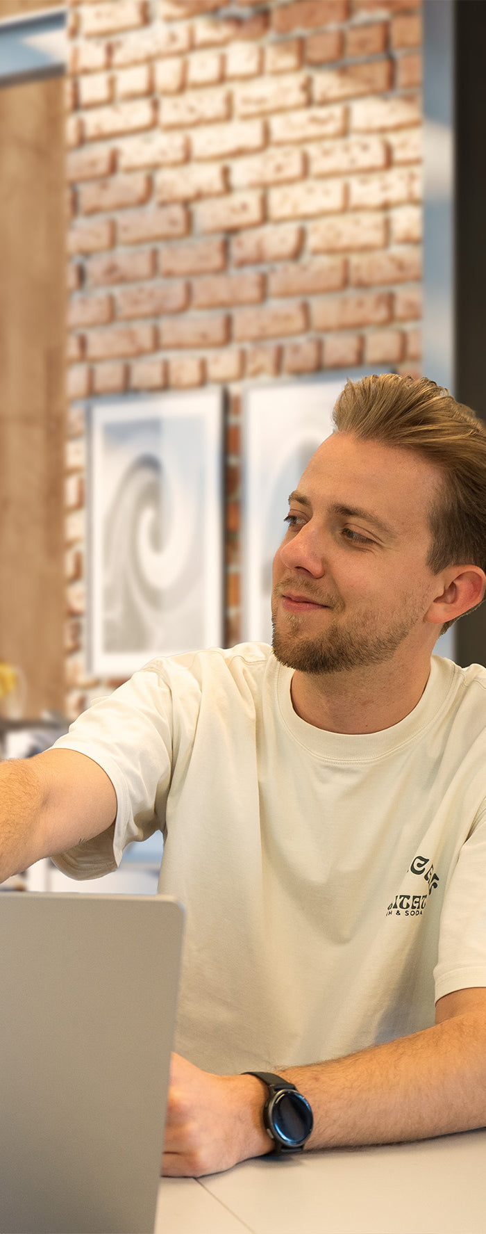 Grafische ontwerpers werken aan laptop voor design service van menukaarten