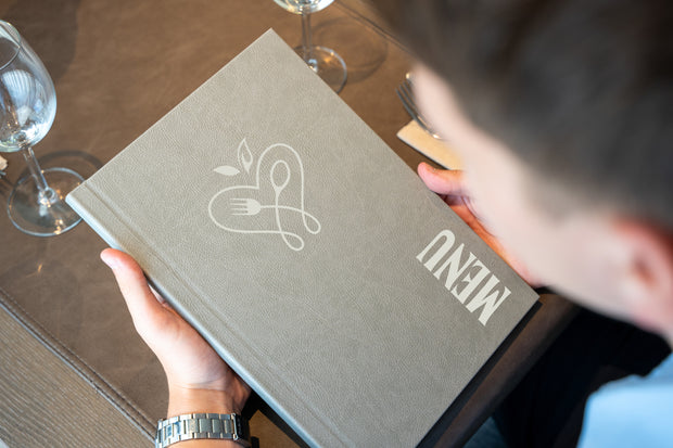 Grijze Leren Menukaart met Logo in Restaurant Setting