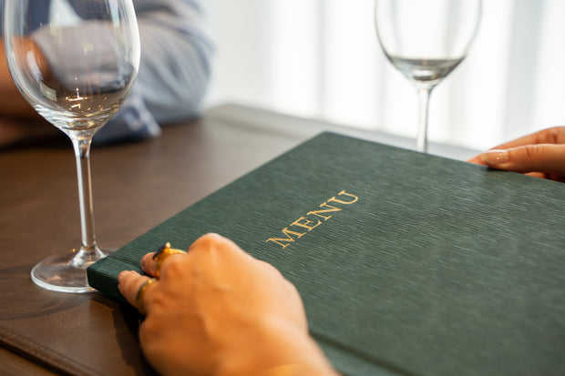 Groene Menukaart met Schuifsysteem op Tafel in Restaurant