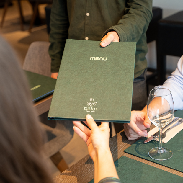 Menukaart met Schuifsysteem met Logo in Restaurant Setting